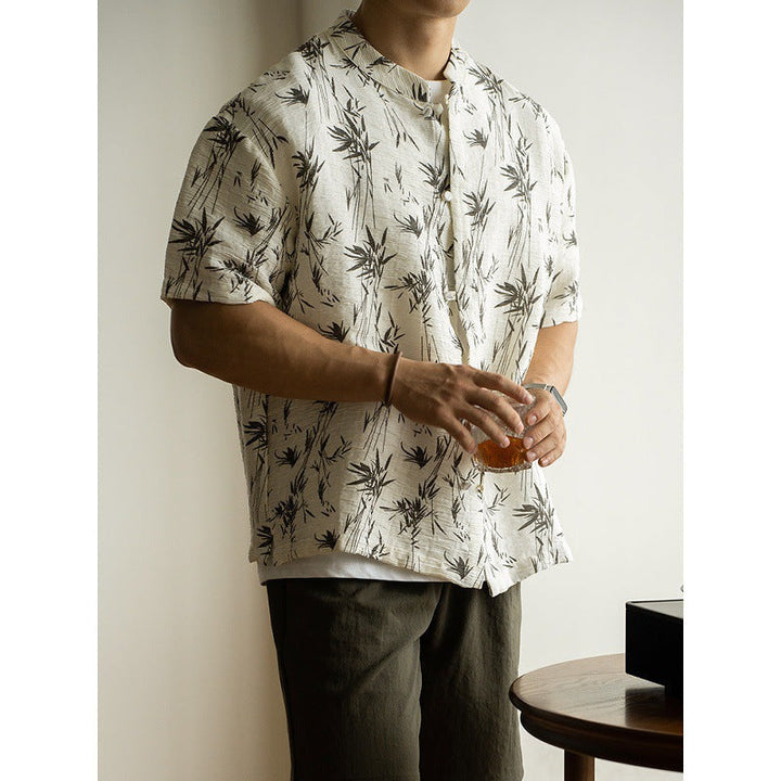 Moda uomo: maglietta estiva ampia con stampa foglie di bambù. Ideale per un look fresco e alla moda.
