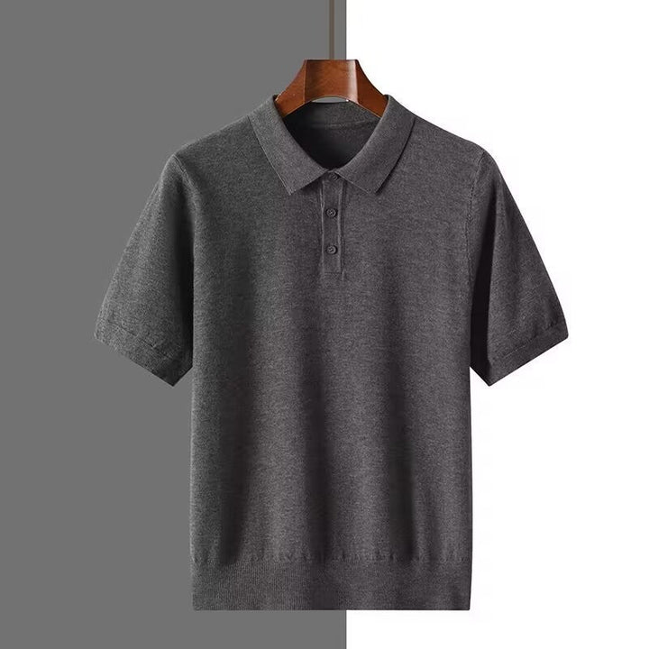 Dettaglio del colletto e bottoni di una polo uomo tinta unita, manica corta, per un look estivo curato.