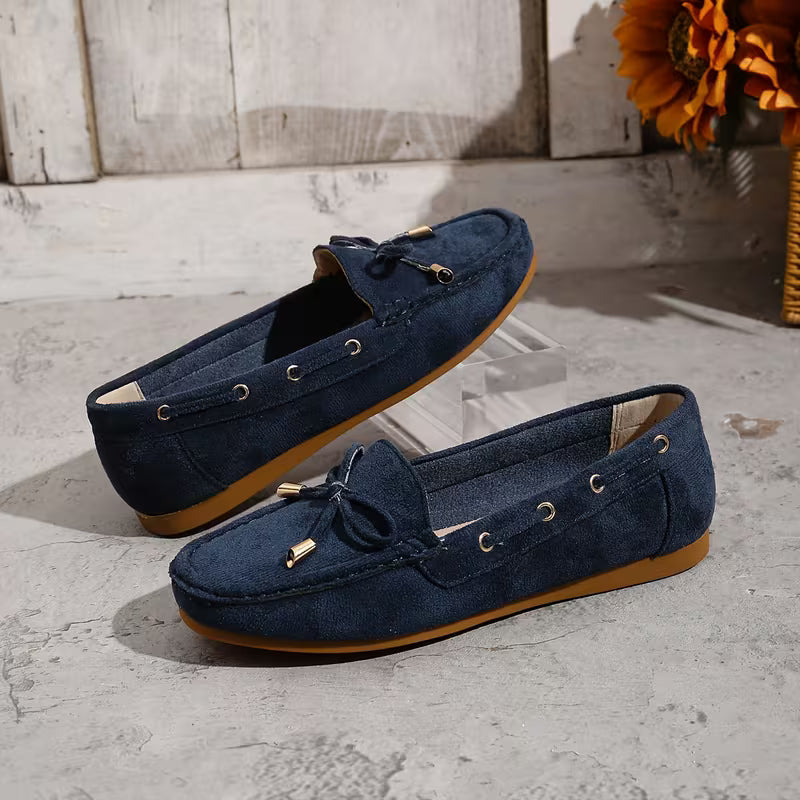 Mocassini donna versatili con fiocco, ideali per outfit casual o eleganti, uniscono moda e comfort.