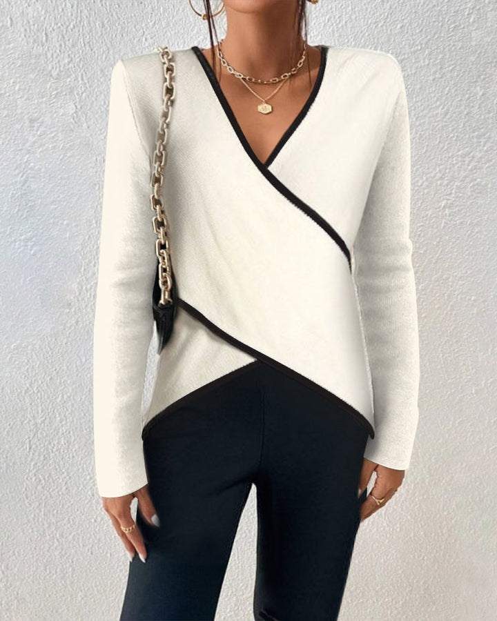 Dettagli a contrasto e scollo incrociato sul maglione bianco donna. Un capo versatile per la moda femminile.
