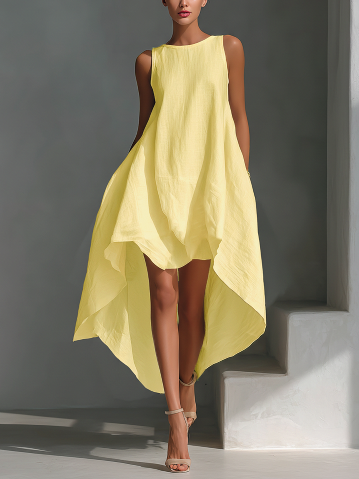 Abito estivo in lino da donna, midi e smanicato, con design fluido e orlo asimmetrico chic.