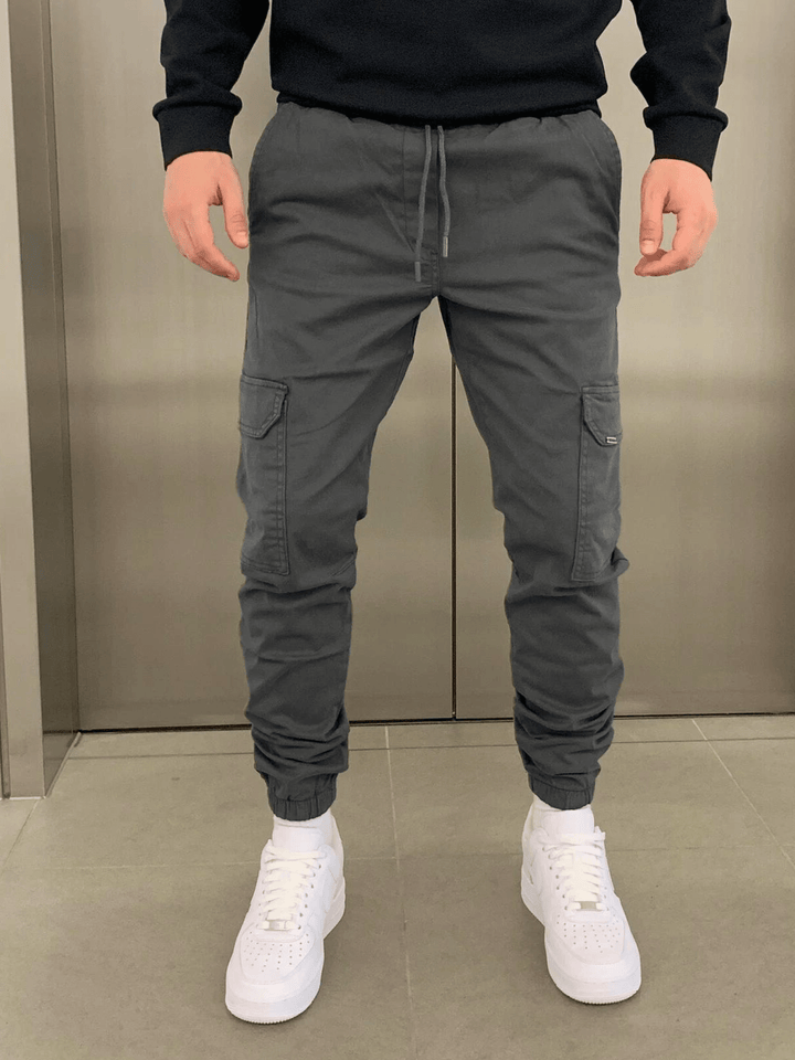 Cargo jogger uomo slim fit, abbigliamento versatile, perfetto per un look moderno e casual.