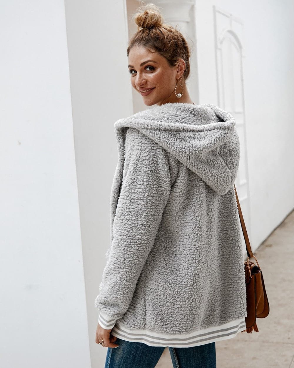 Giacca calda invernale bordeaux, modello lungo donna in pelliccia, per un look sofisticato e casual.