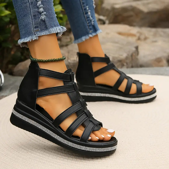 Comfort e stile: sandali gladiatore donna in pelle nera, calzature ideali per un'estate glamour.
