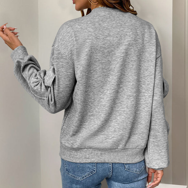Maglione donna grigio chiaro, design casual con elegante nodo. Morbida maglia girocollo a maniche lunghe.