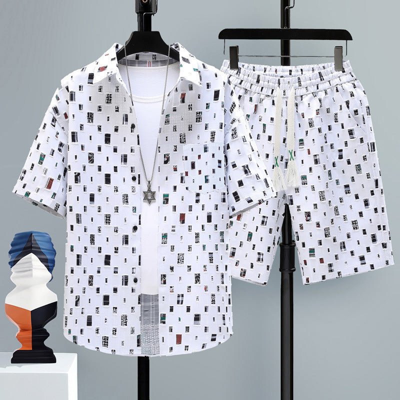 Outfit sportivo uomo con maglietta estiva e shorts, ideale per comfort e stile nelle giornate calde.