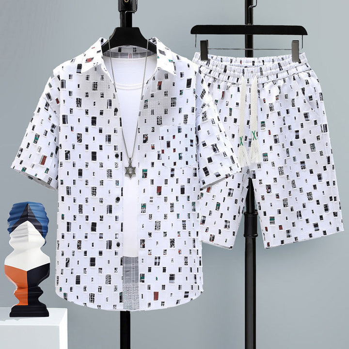Outfit sportivo uomo con maglietta estiva e shorts, ideale per comfort e stile nelle giornate calde.