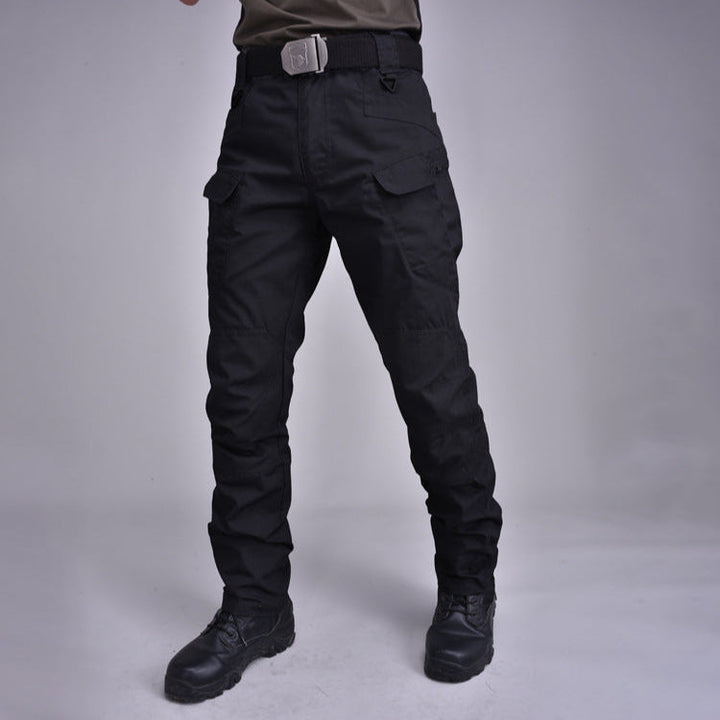 Pantaloni cargo uomo per outdoor, con tasche multiple e resistenza all'acqua e al vento. Comfort tattico.