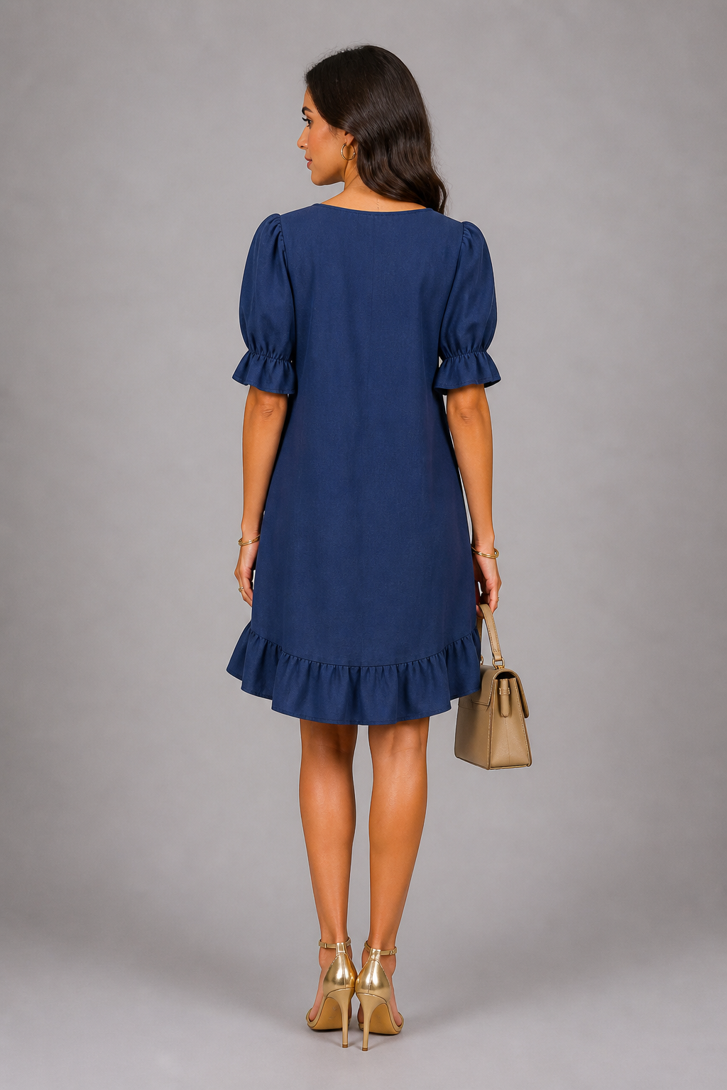 Moda femminile: abito blu navy elegante e fluido, con un design raffinato per un look impeccabile.