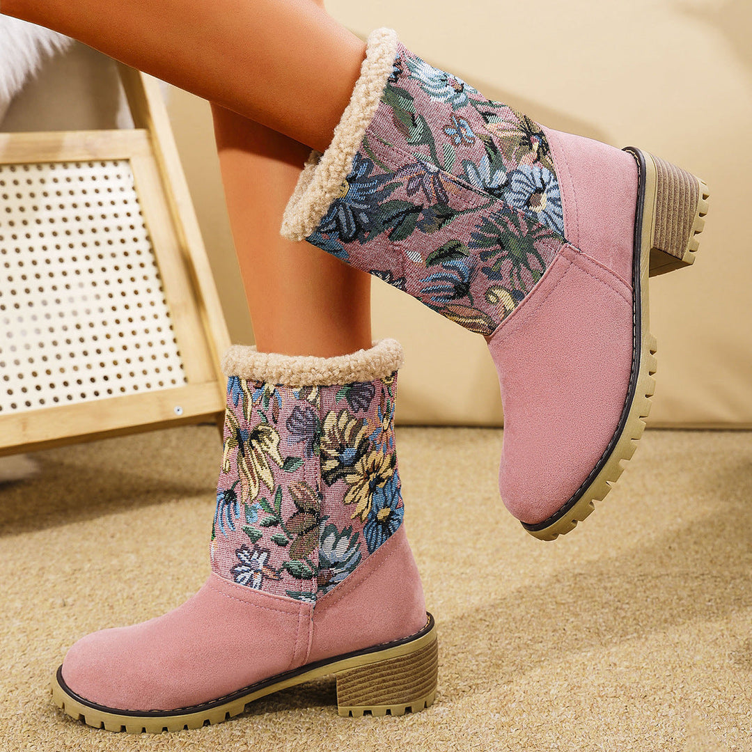 Stivali invernali donna chic a mezza gamba. Ricamo floreale e tacco quadrato combinano moda, eleganza e comfort per l'inverno.