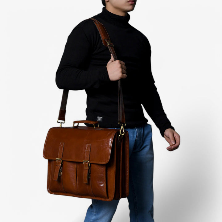 Borsa portadocumenti uomo marrone con patta e chiusura a fibbia, perfetta per organizzazione.