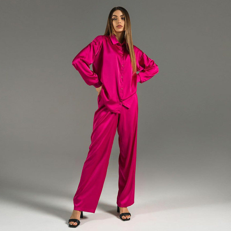 Completo donna in raso lucido, top e pantaloni ampi. Abbigliamento fluido per comfort e stile, dal casual all'elegante.