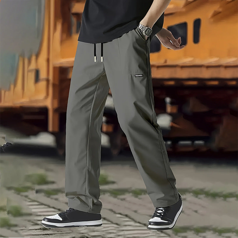 Pantaloni uomo ampi e dritti, stile cargo casual. Essenziali per il comfort e un look quotidiano versatile.