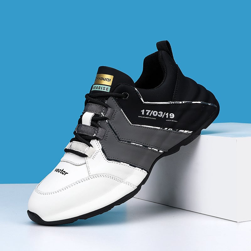 Dettaglio scarpe da running uomo nere/bianche: lacci robusti e suola ammortizzata con grip, perfette per ogni corsa.
