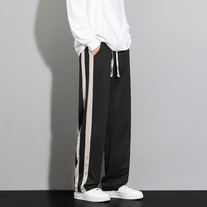 Eleganti pantaloni uomo a righe per look casual chic. Modello a gamba dritta, comodo e di tendenza per l'uomo.