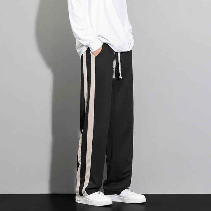 Eleganti pantaloni uomo a righe per look casual chic. Modello a gamba dritta, comodo e di tendenza per l'uomo.