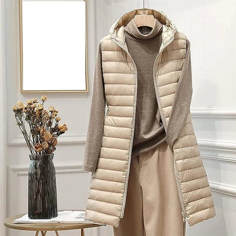 Gilet piumino lungo donna, chic e imbottito, perfetto per stratificazione. Un soprabito elegante di moda italiana.