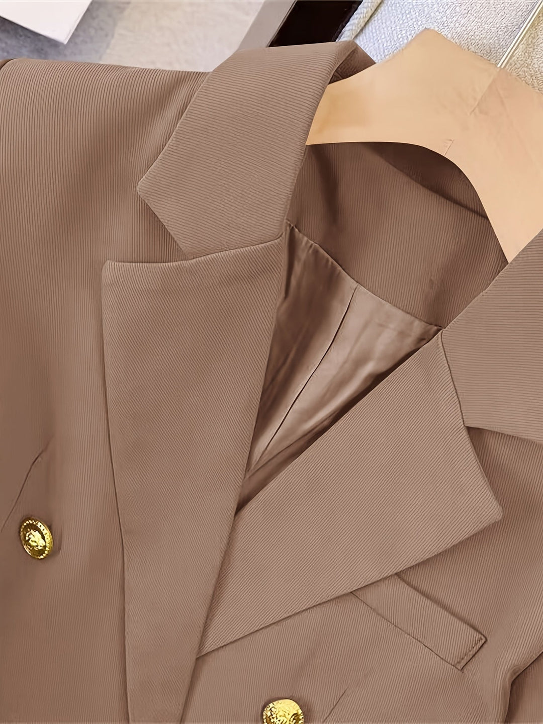 Giacca blazer donna slim, stile chic con bottoni dorati, perfetta per un tocco di classe.