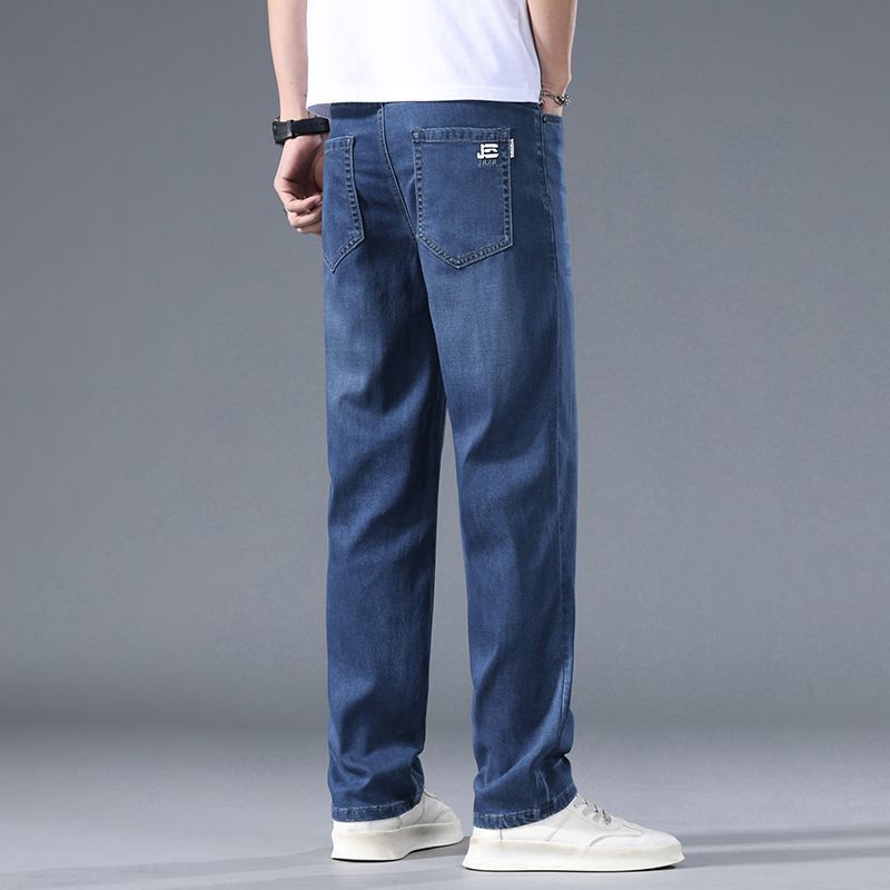 Pantaloni uomo slim fit in denim blu a vita media. Stile moderno, perfetti per look casual o semi-eleganti.