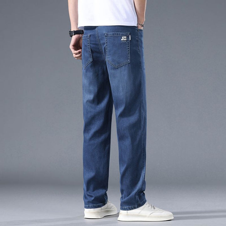 Pantaloni uomo slim fit in denim blu a vita media. Stile moderno, perfetti per look casual o semi-eleganti.