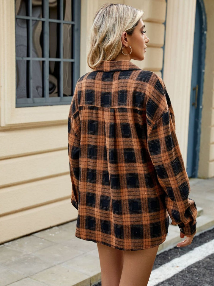 Camicia donna a quadri con bottoni frontali, stile classico per un guardaroba versatile e alla moda.