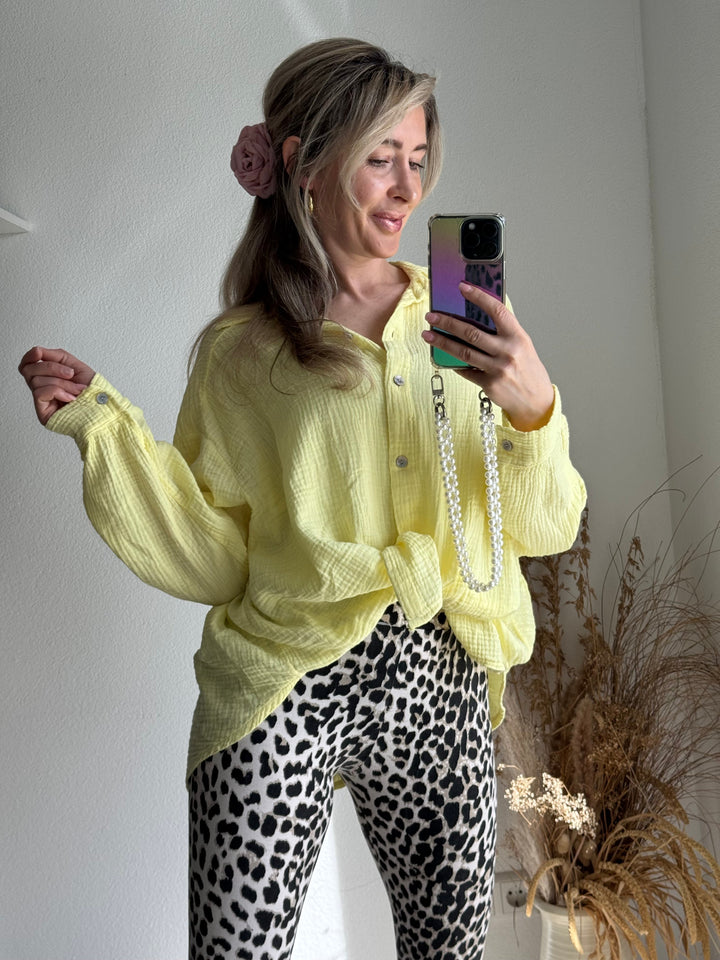 Comoda blusa gialla chiara oversize da donna, maniche lunghe, per uno stile rilassato e casual.