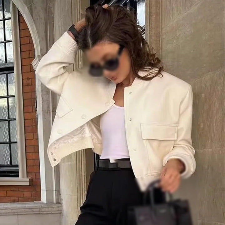 Moda autunno: bomber donna casual con tasche e colletto a revers. Ideale per abbigliamento femminile.
