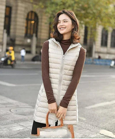 Elegante cappotto lungo donna senza maniche, ideale come soprabito chic. Abbigliamento femminile versatile per ogni stile.