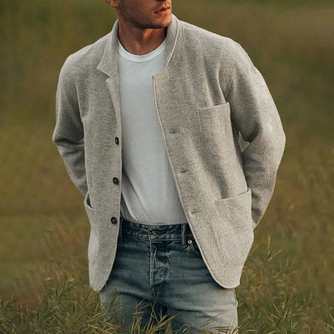 Blazer uomo elegante, grigio scuro, con tasche. Ideale per stile raffinato e versatile.