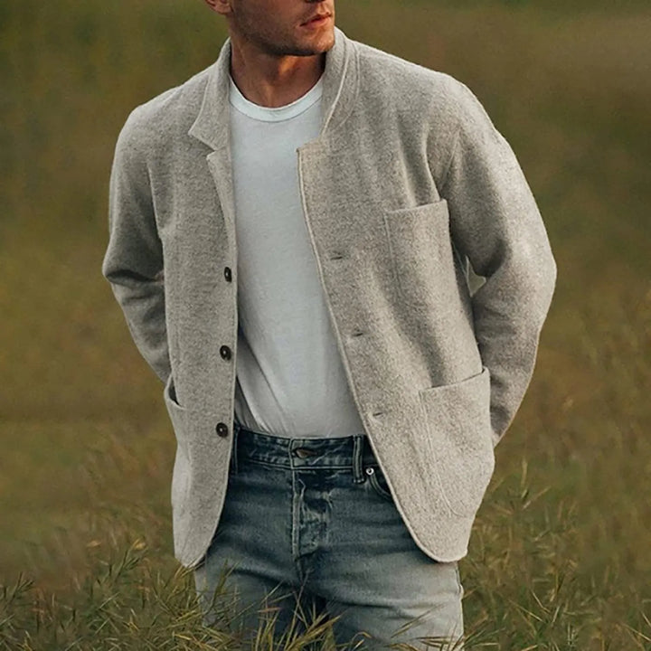 Blazer uomo elegante, grigio scuro, con tasche. Ideale per stile raffinato e versatile.