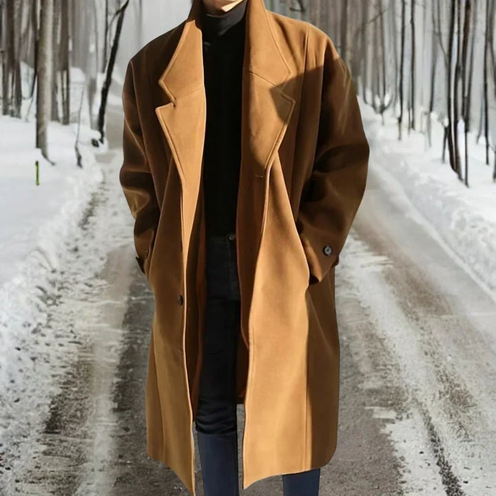 Moda uomo: cappotto invernale lungo, elegante e versatile. Ideale per un look casual chic o formale maschile.