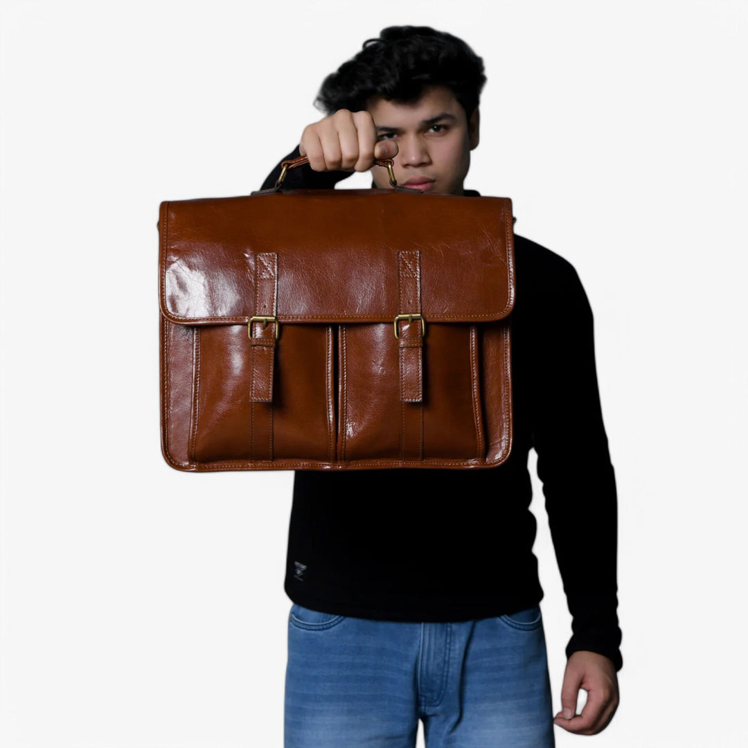 Borsa portadocumenti marrone uomo in pelle, con patta e stile classico, accessori uomo eleganti.