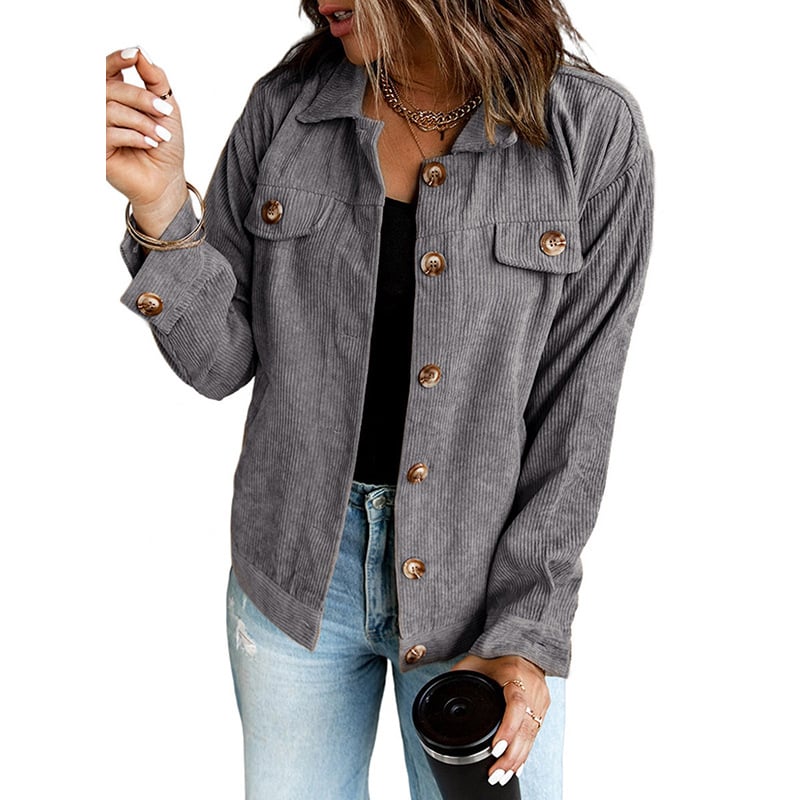 Moda donna: giacca camicia con revers e tasche frontali, capo essenziale per il guardaroba.