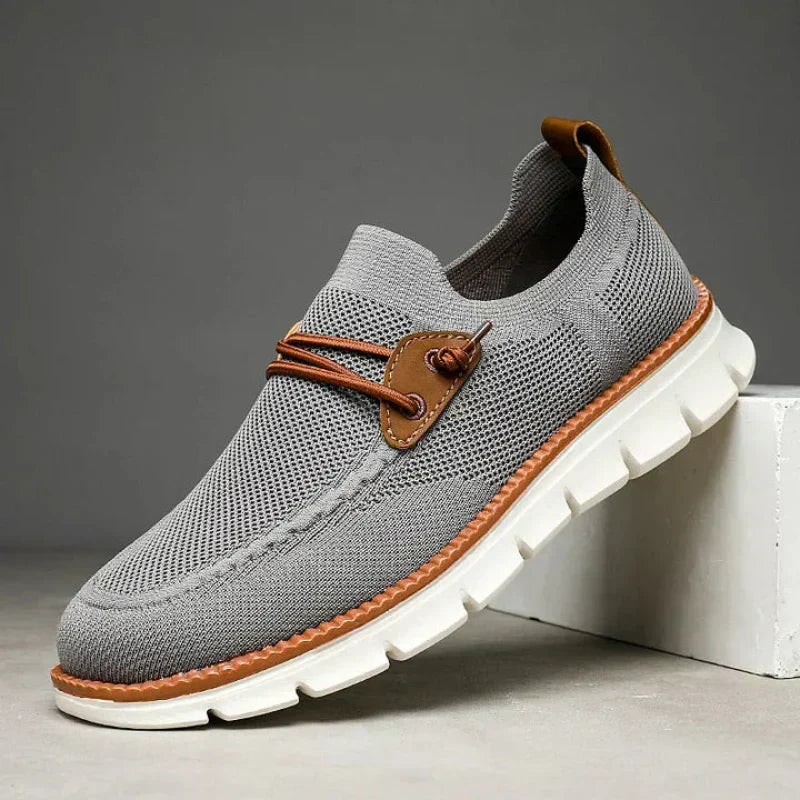 Eleganti mocassini uomo slip-on per un look casual-chic. Calzature leggere perfette per viaggi e comfort duraturo.