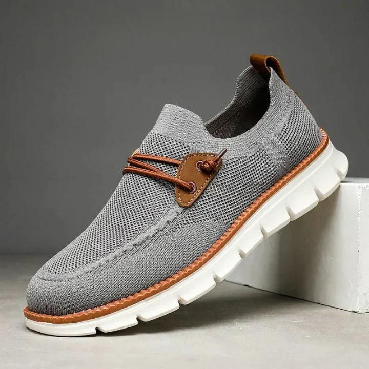 Eleganti mocassini uomo slip-on per un look casual-chic. Calzature leggere perfette per viaggi e comfort duraturo.
