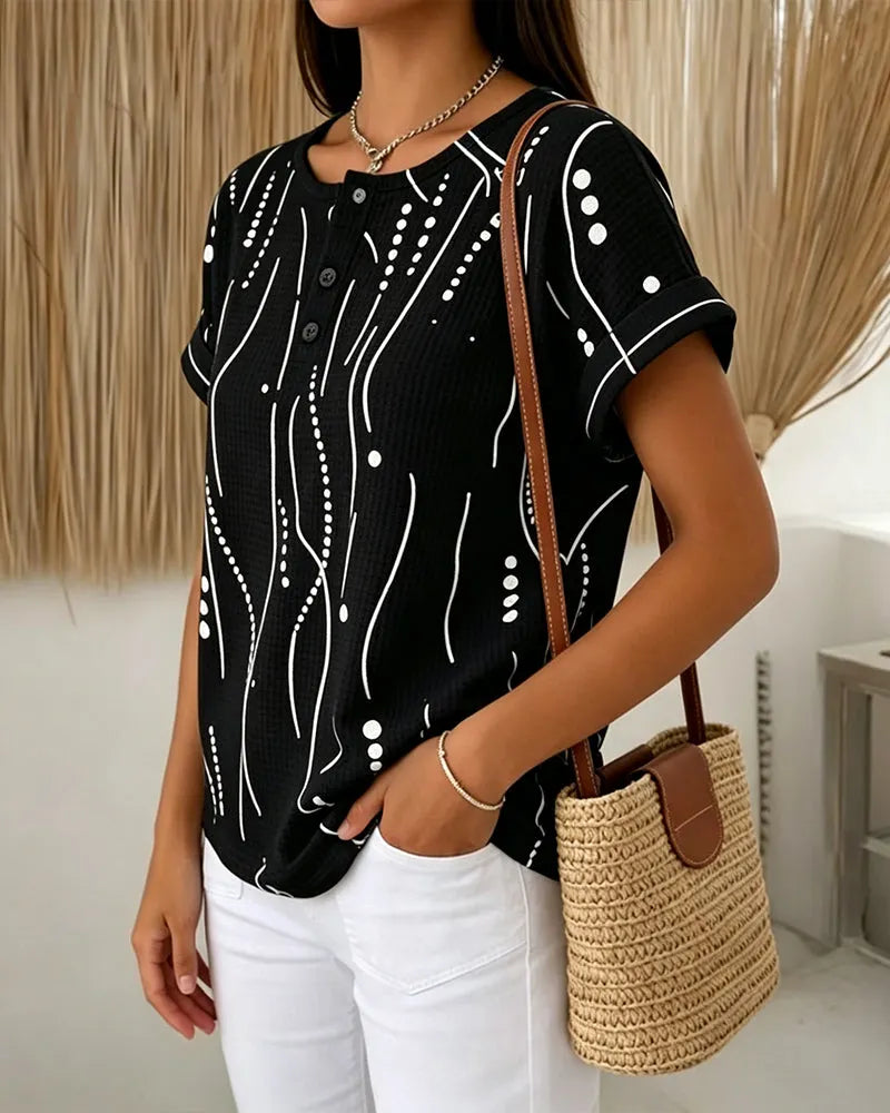Stampa grafica dettagliata su t-shirt donna casual con bottoni. Moda femminile e comfort estivo assicurati.