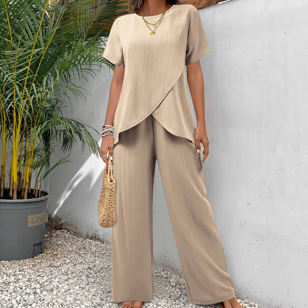 Set due pezzi donna blu navy: top girocollo maniche 3/4 e pantaloni dritti. Look casual elegante versatile.