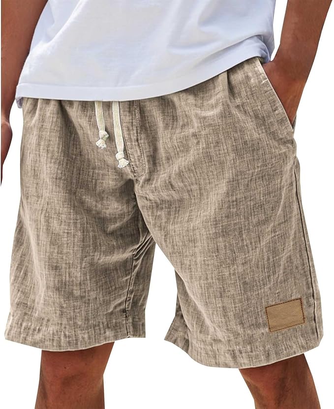 Uomo indossa shorts Lucas, mostra la vestibilità rilassata e lo stile casual estivo.