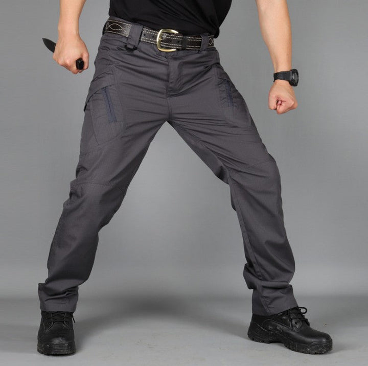 Eleganti pantaloni dritti da uomo, vita media, ideali per outfit casual-chic. Tessuto stretch e cerniera frontale.