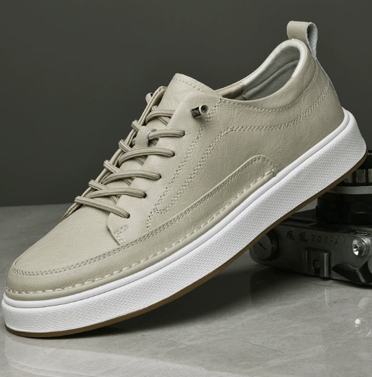 Scarpe uomo slip on nere, ideali per comfort quotidiano e stile casual elegante senza lacci.