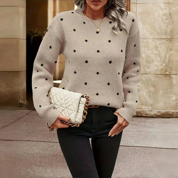 Maglieria donna trendy a pois, scollo tondo. Pullover versatile per moda autunnale e abbigliamento casual chic.