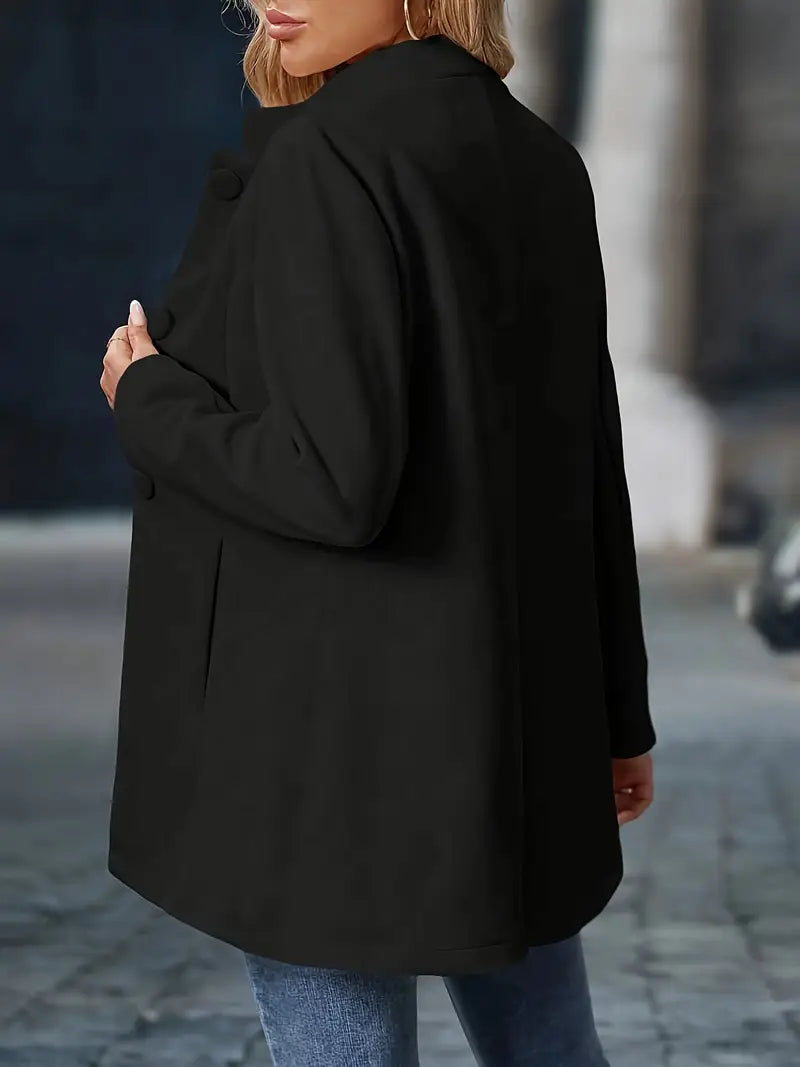 Cappotto invernale donna crema, collo alto, bottoni. Stile chic per l'inverno elegante.