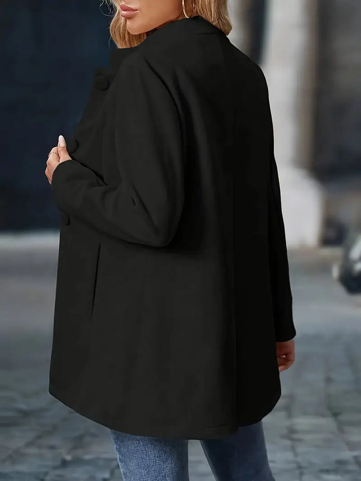 Cappotto invernale donna crema, collo alto, bottoni. Stile chic per l'inverno elegante.