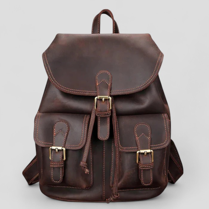 Zaino marrone da uomo con patta, design sofisticato, perfetto come borsa da viaggio o per uso quotidiano.