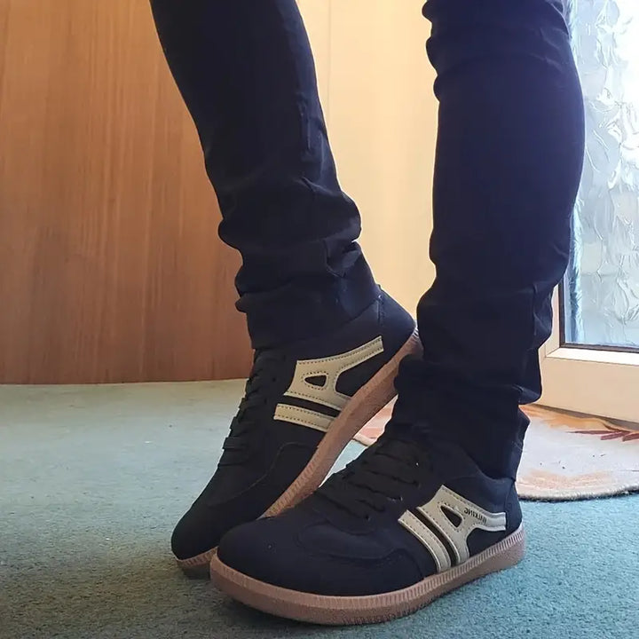 Moda donna: sneakers retro nere e caffè. Scarpe casual versatili con suola leggera per un comfort quotidiano senza pari.