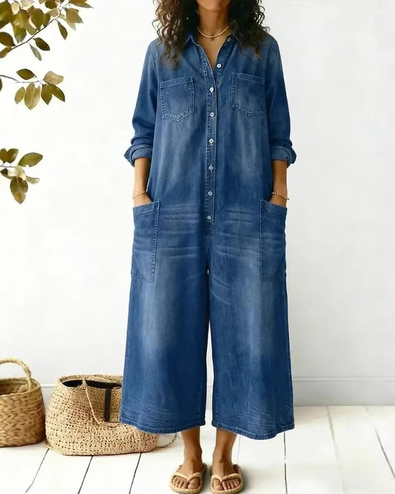 Moderna tuta elegante donna a maniche lunghe con dettagli di bottoni e pratiche tasche. Stile femminile e confortevole.