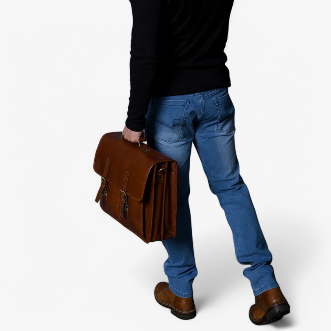 Borsa portadocumenti uomo marrone con dettagli in metallo, perfetta per professionisti in ufficio.