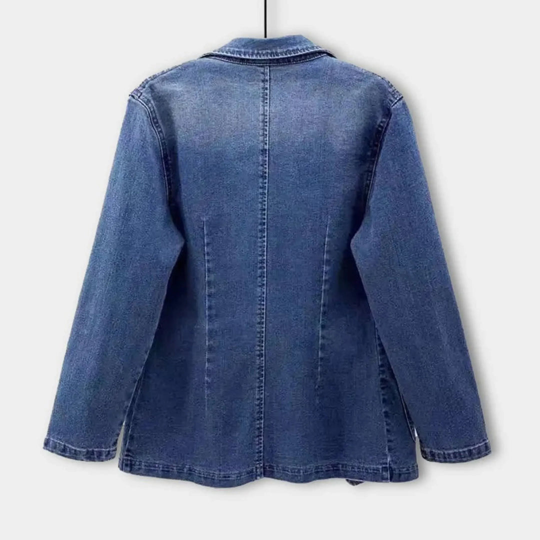 Blazer donna casual-elegante in denim blu, giacca versatile per la primavera e un look urbano moderno.