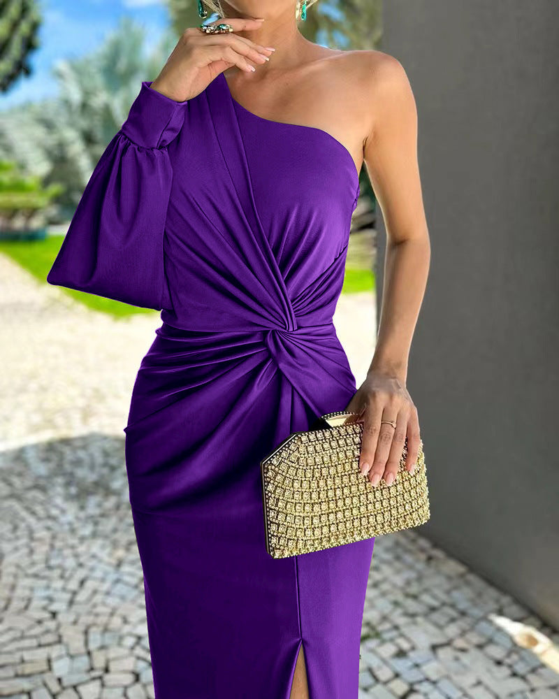 Raffinato abito da donna elegante monospalla, con vita drappeggiata, per un tocco di classe a ogni evento serale.