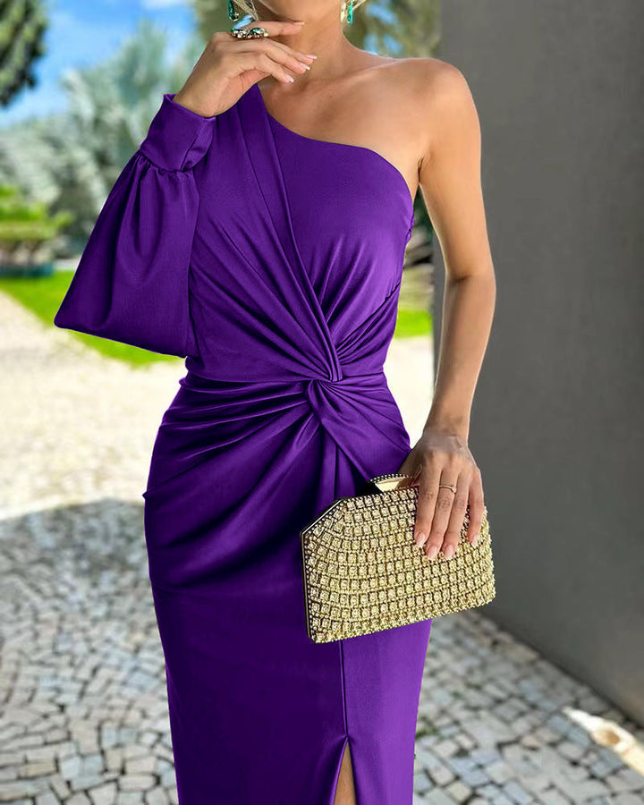 Raffinato abito da donna elegante monospalla, con vita drappeggiata, per un tocco di classe a ogni evento serale.